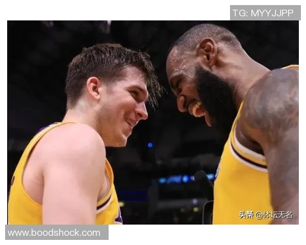 里夫斯背身运球晃倒助教后指着对方疯狂嘲讽全场爆笑